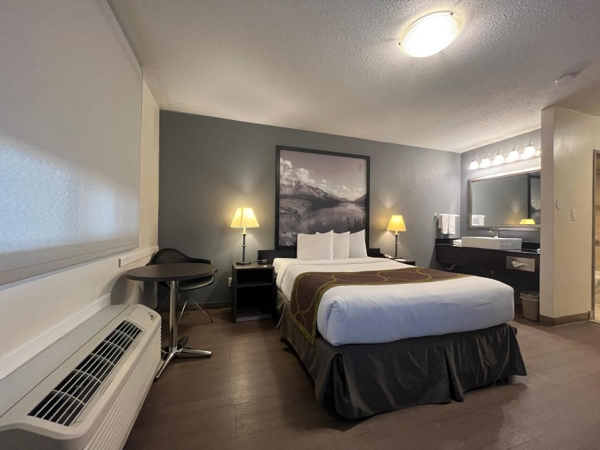 Super 8 By Wyndham Macleod Trail Calgary Hotel Bagian luar foto